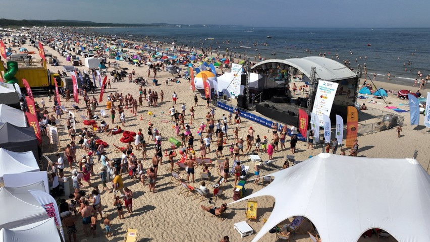 Przy sprzątaniu plaży w Świnoujściu zgłosiło się ponad 800...