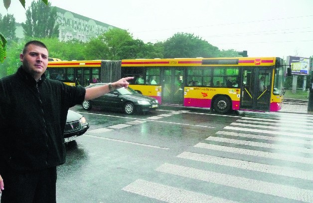 - Kierowcy autobusów linii 99 nagminnie skręcają z ul. Zgierskiej w Pojezierską na czerwonym świetle - skarży się Piotr Wiktorowski. - Kilka dni temu o mało nie doszło przez to do wypadku.