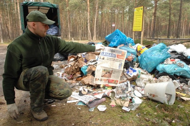 Wśród śmieci są gazety, ulotki i faktury w języku niemieckim. Stąd pewność, że odpady pochodzą zza zachodniej granicy.