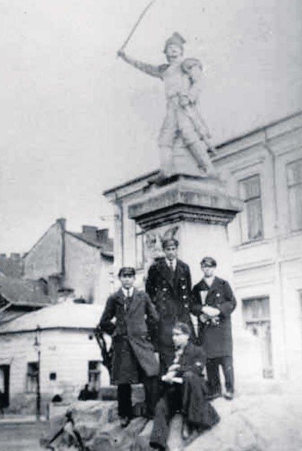Gimnazjaliści stryjscy pod pomnikiem Kilińskiego, rok 1936