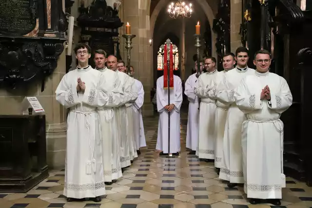 Ośmiu nowych diakonów Archidiecezji Krakowskiej. Klerycy przyjęli święcenia z rąk abp. Marka Jędraszewskiego