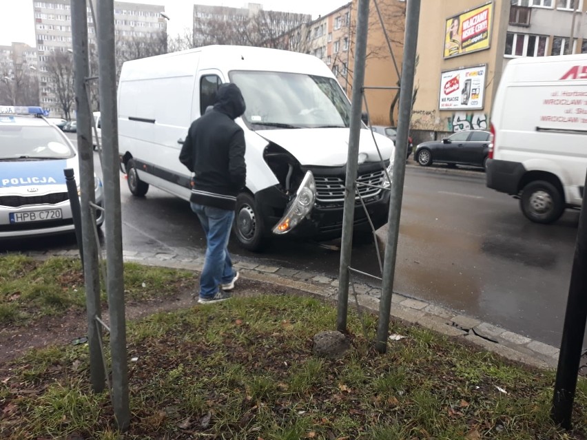 Wypadek na Szczepinie. Jedna osoba została ranna (ZDJĘCIA)