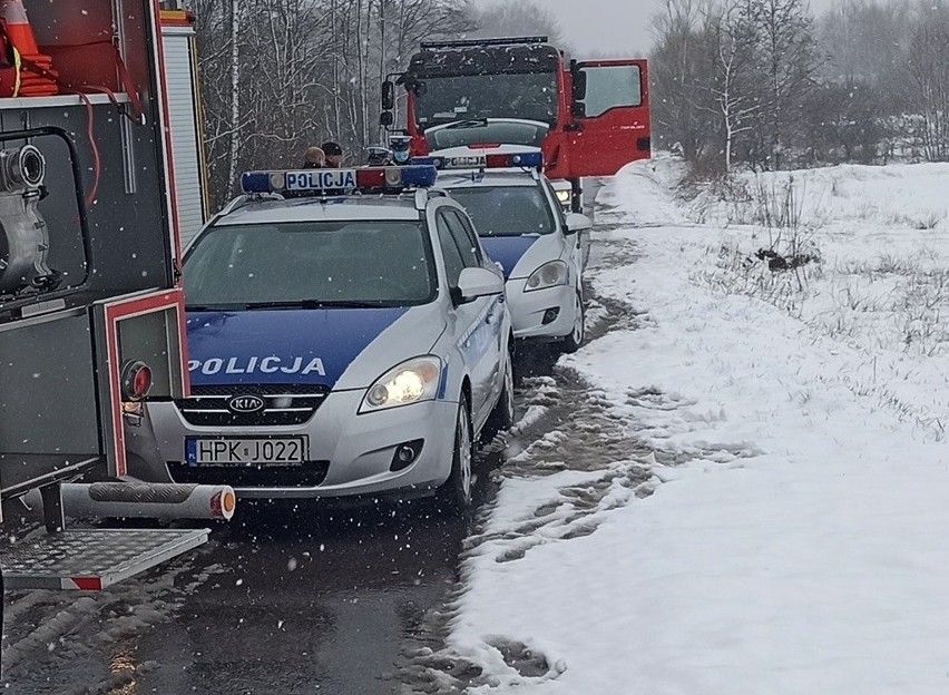 Tragedia na przejeździe kolejowym w Hucie Deręgowskiej w powiecie niżańskim. W zderzeniu busa z pociągiem towarowym zginęły dwie osoby