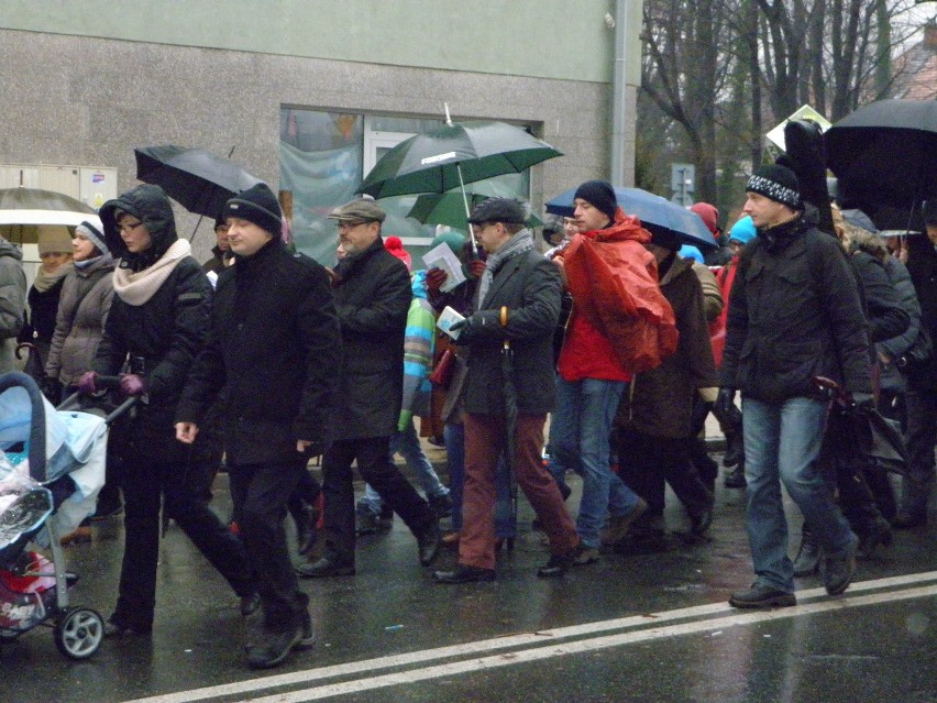 Krzyż ŚDM w Żorach: Adoracja i procesja [ZDJĘCIA]