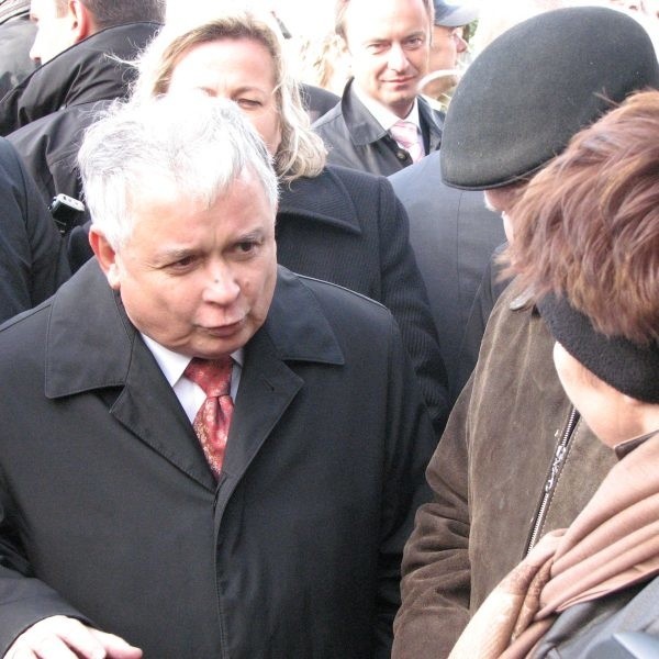 Lech Kaczyński odwiedził stoisko właścicieli szkółki leśnej