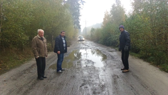Podczas deszczów droga między Grochowem a Wełmicami jest praktycznie nieprzejezdna. Wkrótce ma się to zmienić.