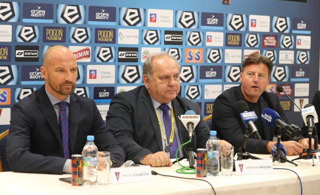 Maciej Stolarczyk (z lewej) wraz z prezesem Jarosławem Mroczkiem (w środku) i trenerem Pogoni, Kostą Runjaiciem.