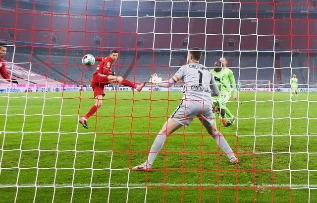 Robert Lewandowski zdobył bramki nr 250 i 251 w Bundeslidze