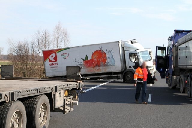 Ciężarówka blokowała krajową trójkę.