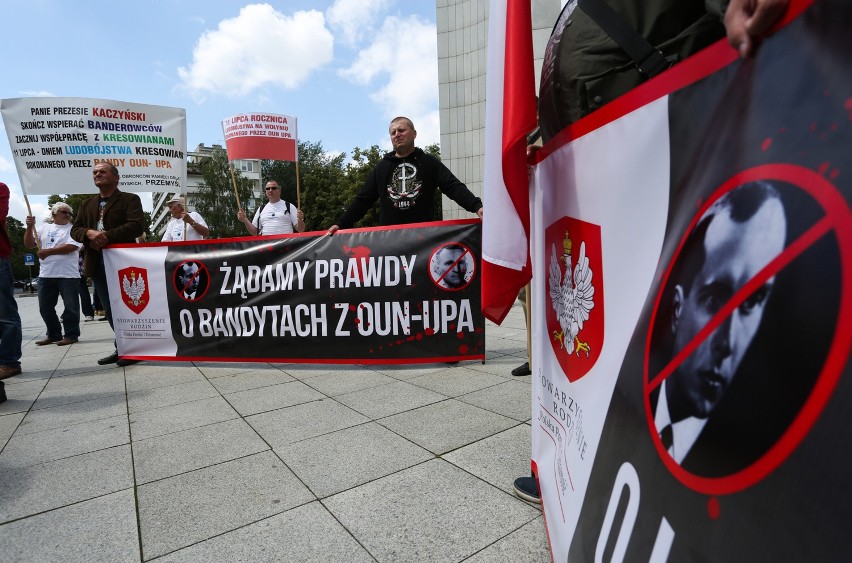 Antyukraińska demonstracja pod Sejmem