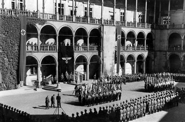 Uroczystości z okazji Dnia NSDAP na dziedzińcu Wawelu, siedziby Hansa Franka