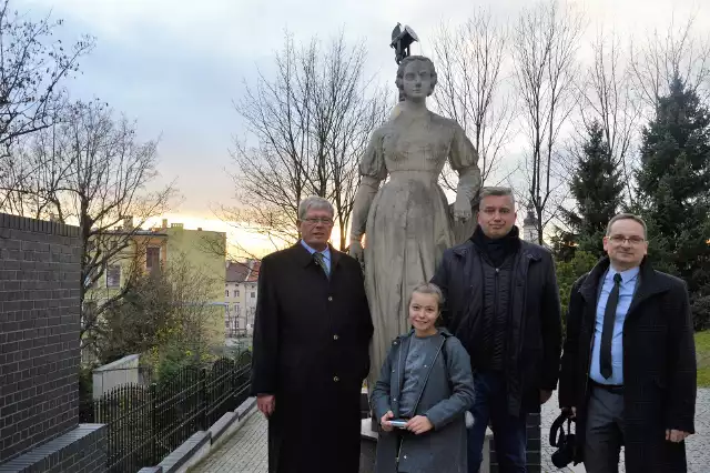 Posąg Joanny Gryzik otaczają: hrabia Hans Ulrich Schaffgotsch, Pola, Maciej Mischok i dr Jarosław Bogacki.