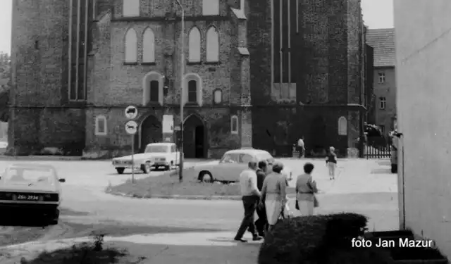 Stare fotografie przedstawiają Samochodówkę, budynek dzisiejszego przedszkola, park przy ówczesnej ulicy 9-go Maja, żarski deptak, ulicę Chrobrego, a także cukiernię z lodami. Coś niesamowitego! ZOBACZCIE >>>