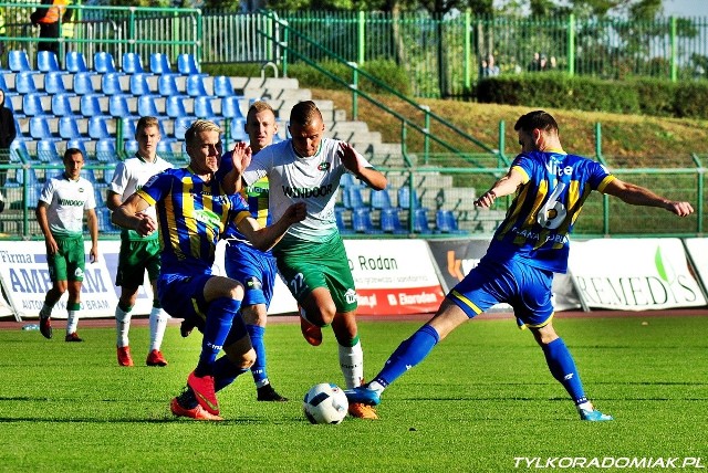 Patryk Mikita (w biało-zielonym stroju) miał swoje bardzo dobre sytuacje bramkowe w meczu z Elaną w Toruniu