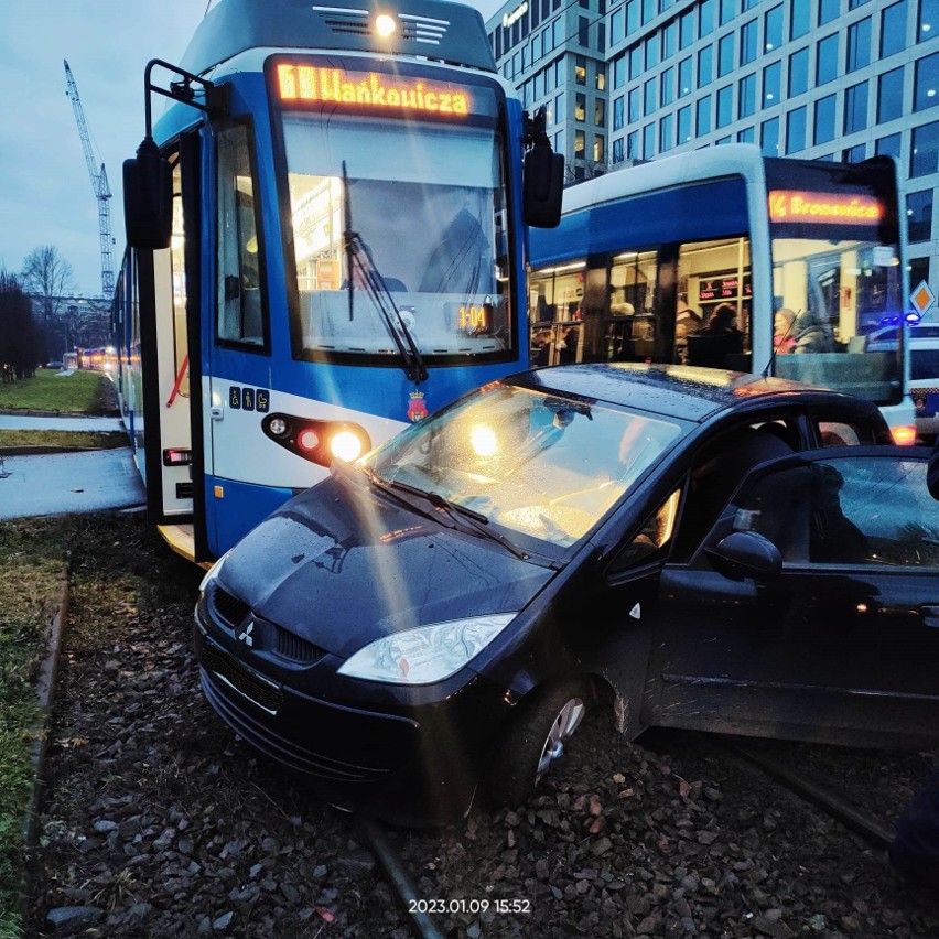 Kraków. Kolejny wypadek z udziałem tramwaju i auta osobowego na alei Pokoju 