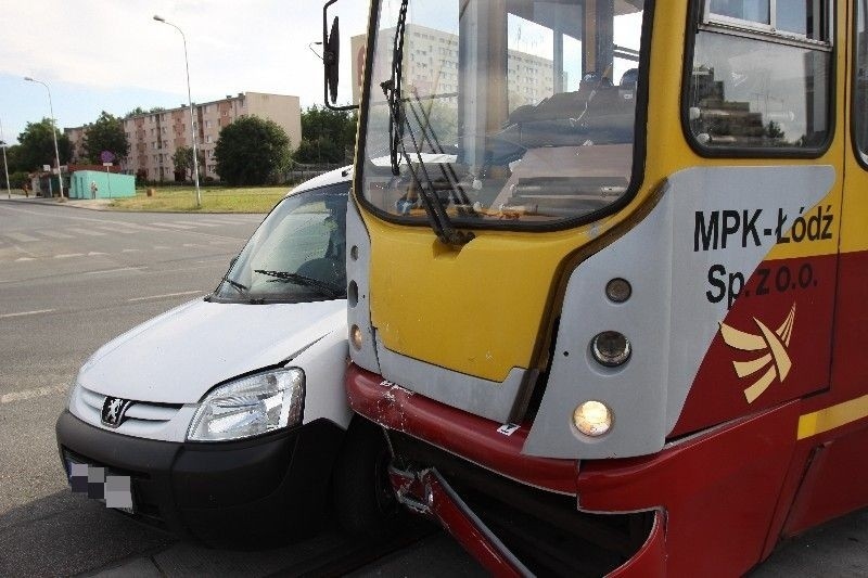 Zatrzymanie ruchu tramwajów na ul. Dąbrowskiego. Doszło do kolizji auta z tramwajem [ZDJĘCIA, FILM]