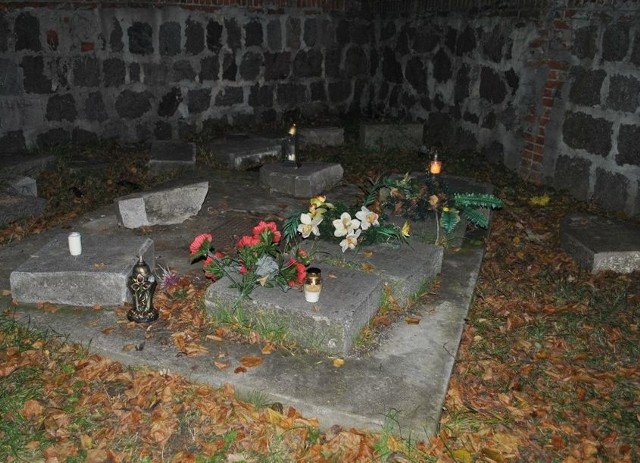 Zniszczony grobowiec na cmentarzu w Myśliborzu.