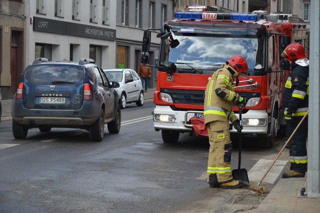 Strażacy uporządkowywali ulicę po kolizji w Bytowie