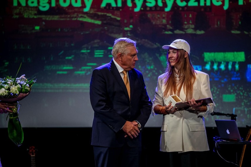 Paweł Małaszyński, Karolina Czarnecka i Jarosław Perszko z nagrodami artystycznymi prezydenta Białegostoku (zdjęcia)