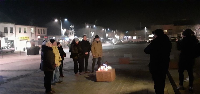 Światełko pamięci dla Pawła Adamowicza w Starachowicach. Spokojnie uczczono 1 rocznicę śmierci prezydenta Gdańska (ZDJĘCIA)