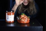 Dlaczego warto jeść kimchi? Zdrowotne zalety kimchi, koreańskiej potrawy z kiszonej kapusty pekińskiej 25.05.2022