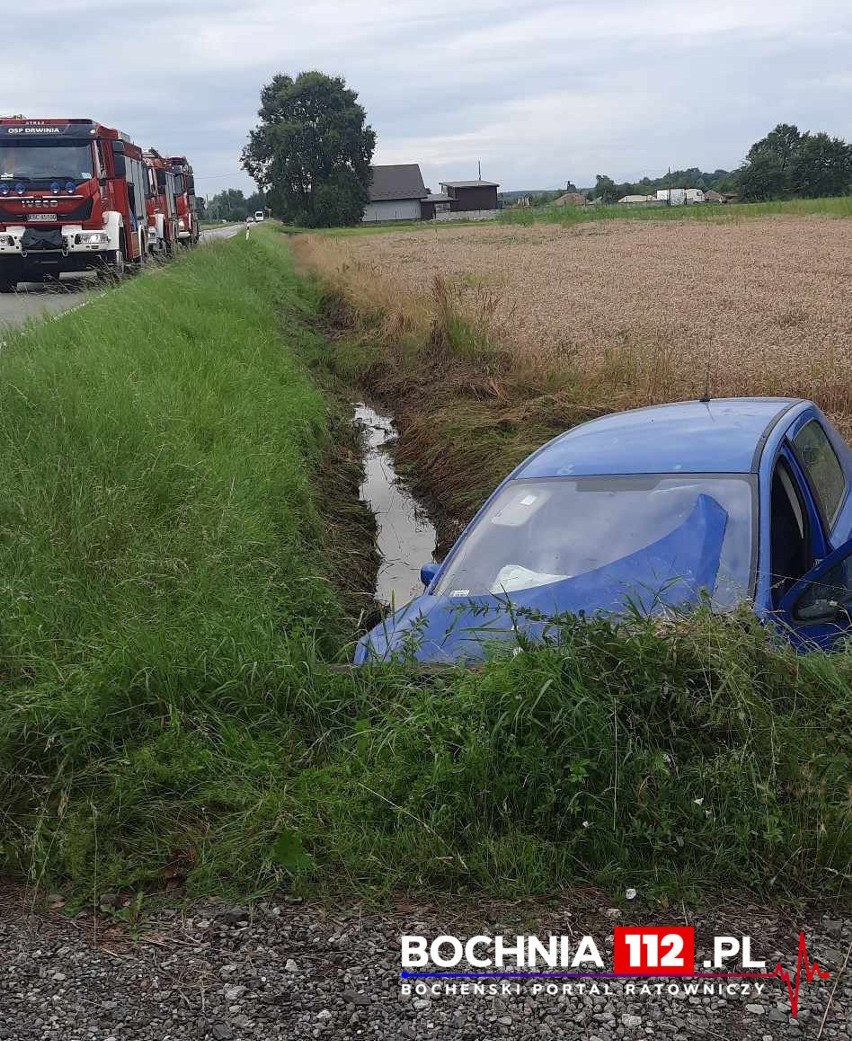 Koło Bochni kierowca peugeota wjechał do rowu, 28-latek z powiatu proszowickiego trafił do szpitala