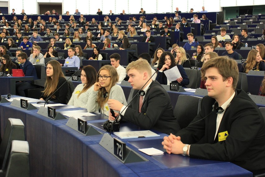 Na sali plenarnej Parlamentu Europejskiego zasiadło 500...