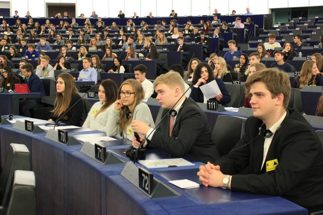 Na sali plenarnej Parlamentu Europejskiego zasiadło 500 uczniów szkół średnich z 22 krajów Europy. Wśród nich (na pierwszym planie) licealiści z opolskiej „Dwójki”. Dyskutowali m.in. o przyszłości Unii Europejskiej.