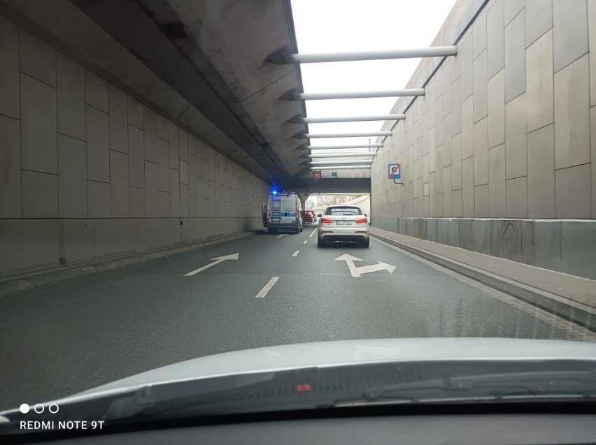 Łódź: Stłuczka w tunelu! Na miejscu laweta i policja. ZDJĘCIA