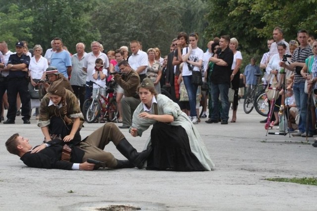 Rekonstrukcja wydarzeń z sierpnia 1944 roku: sanitariuszki ratują rannych w czasie ataku na Uniwersytet Warszawski.