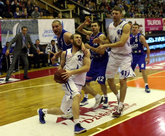 Koszykarze Jeziora Tarnobrzeg (z piłką Jakub Dłoniak) wygrali z PBS Bank Efir Energy MOSiR Krosno awansując do półfinału rozgrywek Intermarche Basket Cup.