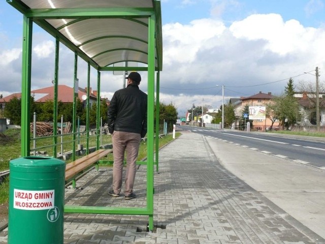 W nowym przystanku autobusowym przy drodze 786 we Włoszczowie wybito wszystkie szyby.