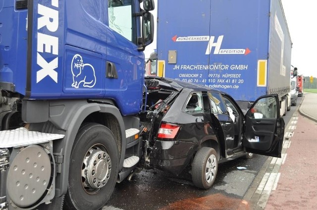 Do poważnego wypadku doszło w Czmoniu między Śremem a Kórnikiem. Ciężarówki zgniotły tam auto osobowe. Jedna osoba została ranna.