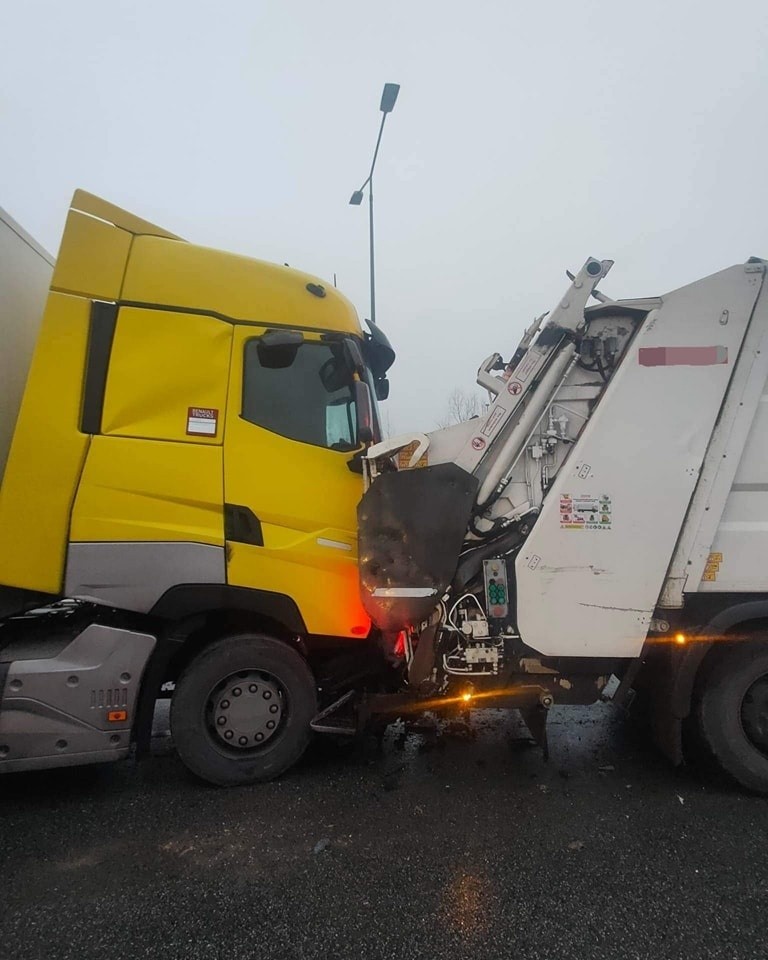 Poważny wypadek na A4 w Krakowie. Zderzenie czterech samochodów, w tym trzech ciężarówek