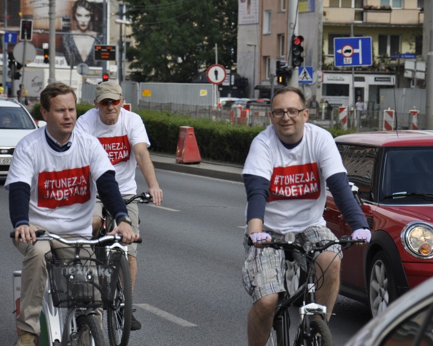 Przejechali przez miasto rowerami, by pokazać solidarność z Tunezją (ZDJĘCIA)