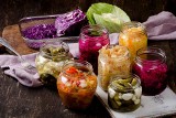 Naturalne probiotyki – 10 produktów, które hamują stan zapalny. To nie tylko ogórki kiszone i zakwas, ale też kimchi i kombucha