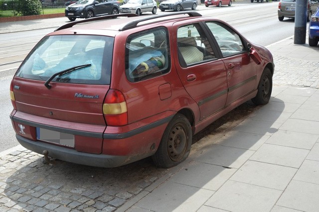 Fiat, "kolekcjoner mandatów", stoi zaparkowany przy ul. Piotrkowskiej 275.