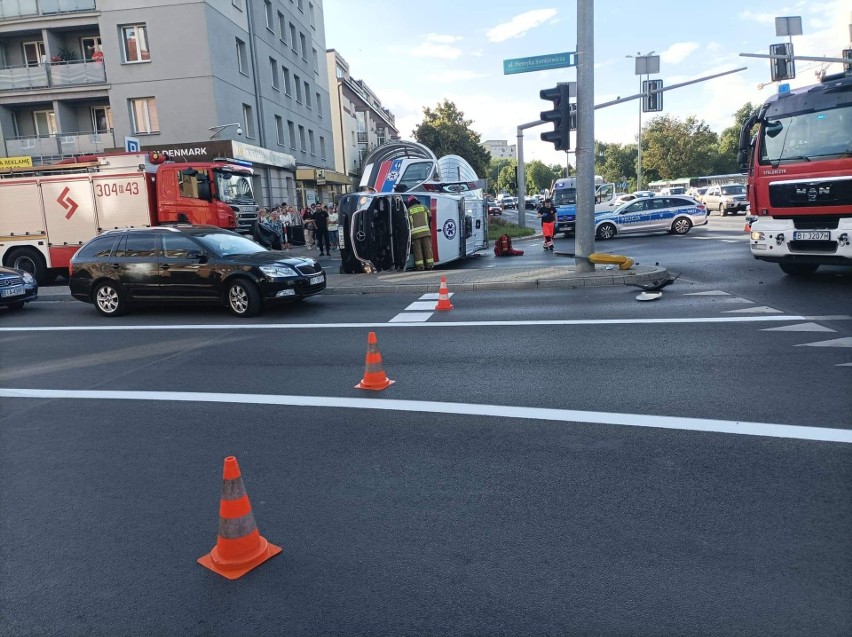 Wypadek karetki w centrum Białegostoku. Dwie osoby ranne na...