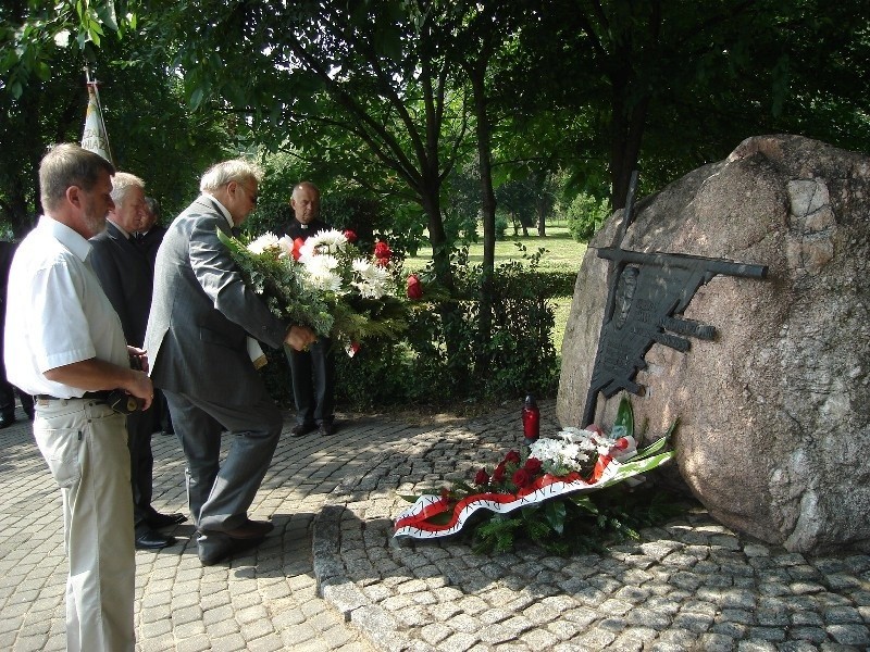 Kwiaty pod pomnikiem księdza Kotlarza złożyła delegacja...