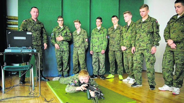 Kadeci z klas pierwszych uczestniczyli w zajęciach, które obejmowały szkolenie strzeleckie.
