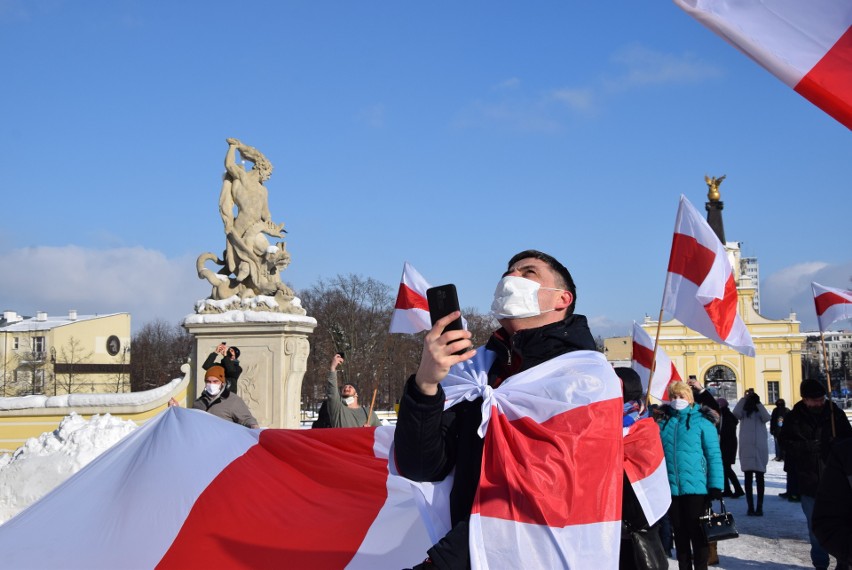 Balon z 30-metrową biało-czerwono-białą flagą wzbił się do...