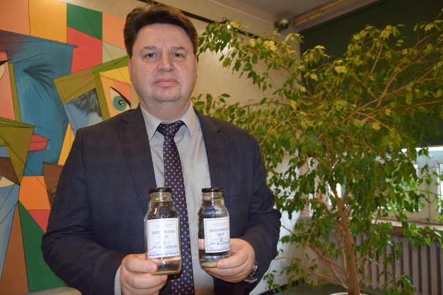 O możliwości i korzyściach płynących z butelkowania wody  z ujęcia w Romanówce w Sandomierzu mówi się od kilku lat. Zapowiedzi zwieńczył dr Piotr  Sołtyk, prezes zarządu Przedsiębiorstwa Gospodarki Komunalnej i Mieszkaniowej w Sandomierzu