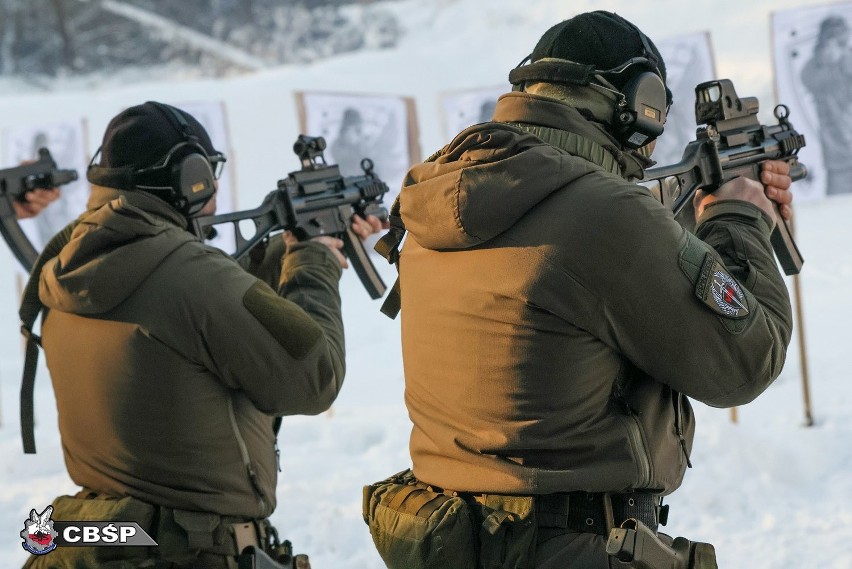 Śląscy policjanci CBŚP szkolili swoich kolegów z Rzeszowa w strzelaniu w trudnych warunkach zimowych. Zobaczcie zdjęcia i film