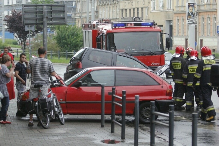 Wrocław: Wypadek na ul. Dubois. Renault zawisło na słupkach (ZDJĘCIA)