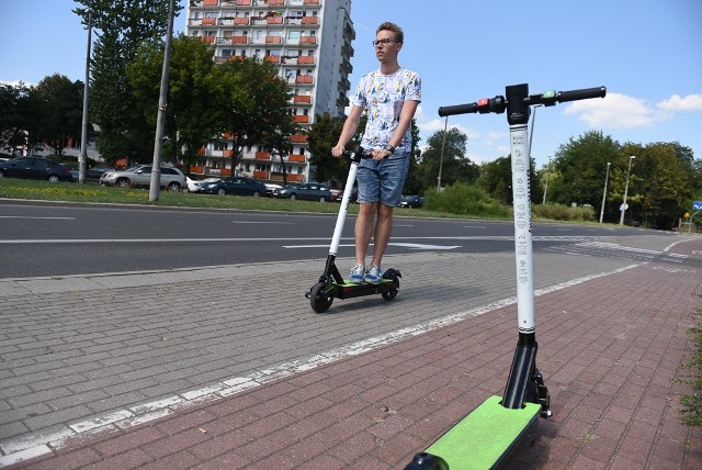 Od czwartku w mieście można wypożyczyć elektryczne hulajnogi. Debiut systemu spotkał się z entuzjastycznym przyjęciem, ale wzbudził też spore kontrowersje i obawy.CZYTAJ DALEJ NA KOLEJNYCH STRONACH >>>>>Zobacz także: Skyway 2019. Pokaz laserowy na Młynie Wiedzy. Zobaczcie zdjęcia!NowosciTorun