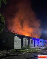 Powiat zawierciański: Pożar obory w Kidowie. W środku budynku znajdowało się 50 sztuk bydła! Trwa ustalanie przyczyny pożaru