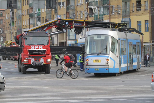 Najczęstszą przyczyną wykolejeń są problemy techniczne. Na pl. Bema w kwietniu doszło do wyklejeń dwa dni pod rząd. Usterki usunięto