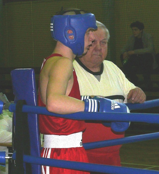 Sebastian Sioda z Feniksa MOSiR Stalowa Wola (z prawej trener Lucjan Trela) wygrał swoją walkę z Albertem Kołodziejem z Gwarka Łęczna.