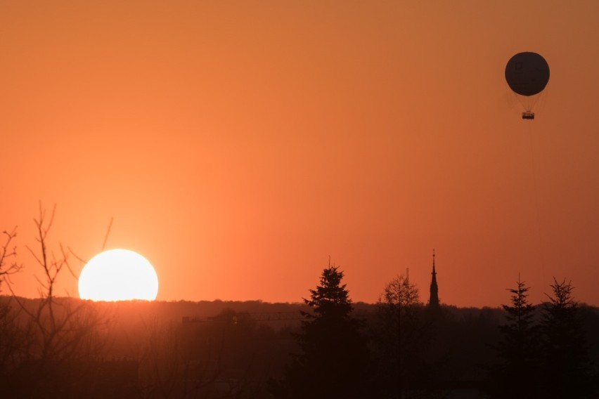 Kraków. Czas pandemii, a balon widokowy unosił się nad miastem [ZDJĘCIA]