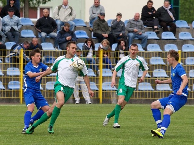 W rywalizacji dwóch przedstawicieli z podokręgu słupskiego górą był Koral (stroje niebieskie), który pokonał gryfitów na ich boisku 2:0. 